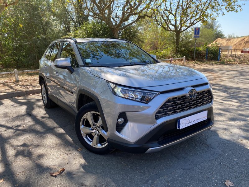 TOYOTA RAV 4 V 2021. Le service après-vente d'Auto Dakar dispose d'ateliers ultramodernes équipés des dernières technologies de diagnostic automobile. Nos techniciens certifiés assurent la maintenance préventive et curative de votre véhicule avec des pièces détachées d'origine pour préserver ses performances optimales.