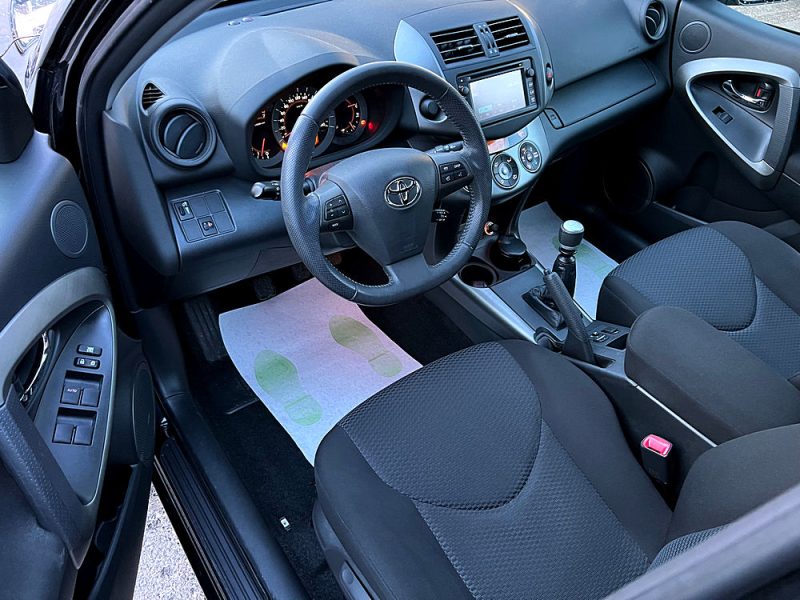 TOYOTA RAV4 2012. Bénéficiez de l'expérience Auto Dakar pour vos achats et locations de véhicules
