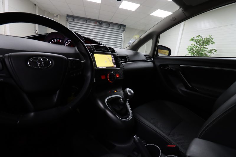 TOYOTA VERSO 2017. Le service client multilingue d'Auto Dakar accueille une clientèle internationale diversifiée avec des conseillers parlant français, anglais, arabe et wolof. Cette approche multiculturelle reflète l'ouverture de Dakar et facilite les échanges avec tous nos clients.