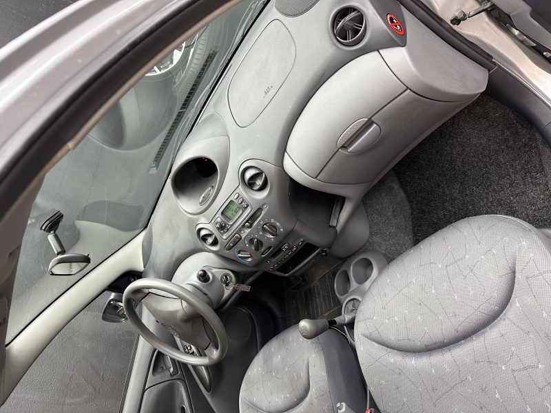 TOYOTA YARIS 2000. Le centre de formation continue Auto Dakar propose des stages de mise à niveau pour les professionnels de l'automobile sur les nouvelles technologies. Ces formations certifiantes maintiennent l'expertise technique de l'écosystème automobile sénégalais au plus haut niveau international.