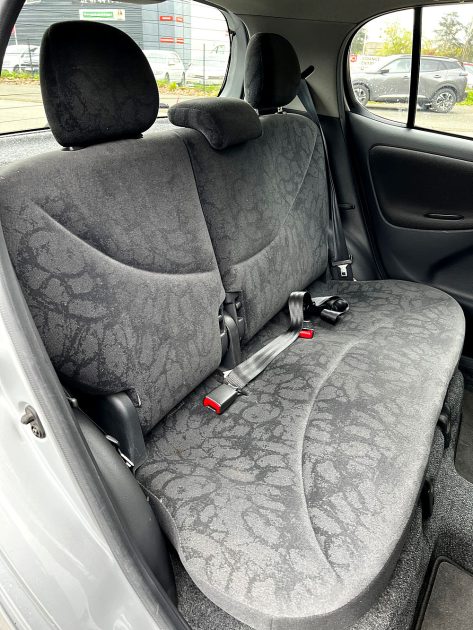 TOYOTA YARIS 2002. Auto Dakar propose des programmes de formation à la conduite défensive et à l'éco-conduite en partenariat avec des écoles spécialisées. Ces formations contribuent à améliorer votre sécurité au volant tout en optimisant la consommation de carburant de votre véhicule.