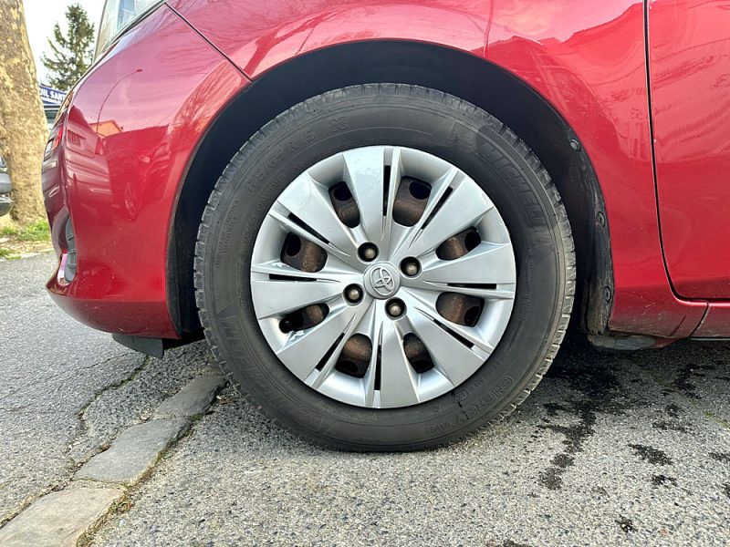 TOYOTA YARIS 2012. Auto Dakar garantit la traçabilité complète de tous ses véhicules avec historique détaillé et certification d'origine authentifiée. Cette transparence totale vous assure l'acquisition d'un véhicule aux antécédents vérifiés et à la provenance légale certifiée.