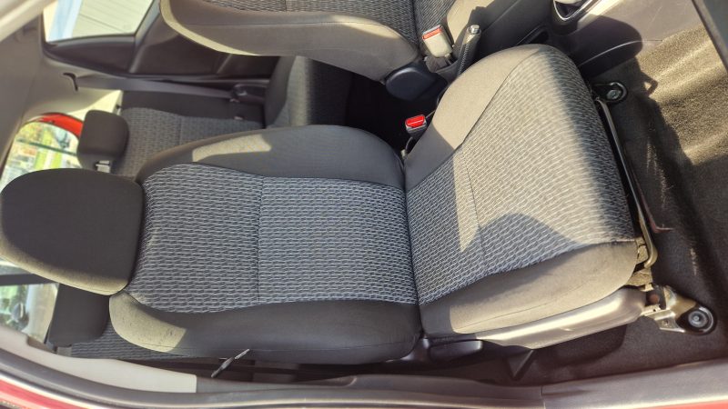 TOYOTA YARIS 2014. Auto Dakar s'engage activement dans le développement durable en proposant une gamme croissante de véhicules hybrides et électriques. Notre mission consiste à contribuer à la réduction de l'empreinte carbone tout en maintenant les plus hauts standards de performance et de confort.