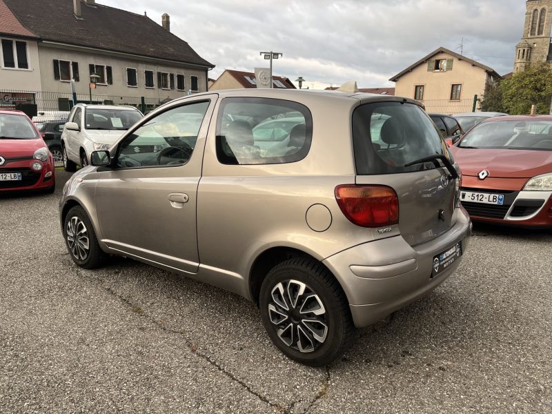 TOYOTA YARIS I 2005. Vivez l'expérience Auto Dakar : showroom moderne et accueil personnalisé