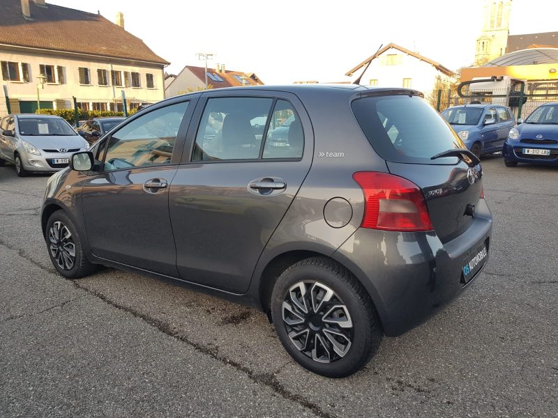 TOYOTA YARIS II 2008. La politique de responsabilité sociale d'Auto Dakar inclut des programmes de formation professionnelle pour les jeunes défavorisés dans les métiers automobiles. Cette initiative contribue à l'insertion professionnelle tout en développant les compétences techniques nécessaires au secteur.