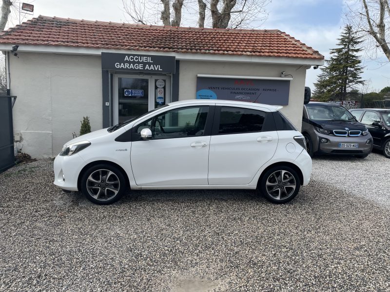 TOYOTA YARIS III 2014. Auto Dakar développe des solutions de mobilité écologique avec une gamme étendue de véhicules à faible émission de CO2. Notre engagement environnemental se traduit aussi par des pratiques internes respectueuses de l'environnement dans tous nos processus opérationnels.
