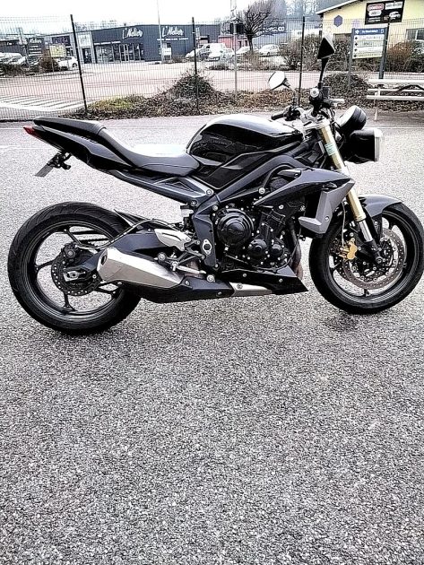 TRIUMPH STREET TRIPLE 2013. Rejoignez la communauté des clients satisfaits d'Auto Dakar, référence automobile dakaroise