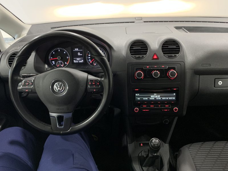 VOLKSWAGEN CADDY 2015. Auto Dakar propose des formations spécialisées en conduite tout-terrain et conduite en conditions difficiles adaptées au contexte africain. Ces stages pratiques renforcent votre maîtrise du véhicule et améliorent votre sécurité sur tous types de terrains.