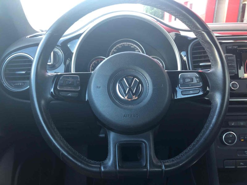 VOLKSWAGEN COCCINELLE DÉCAPOTABLE 2014. Auto Dakar propose des solutions de location flexibles adaptées aux besoins spécifiques de chaque client, qu'il s'agisse de courte durée pour un week-end ou de longue durée pour vos déplacements professionnels. Nos tarifs compétitifs et nos conditions avantageuses font de nous le partenaire idéal pour tous vos projets de mobilité.