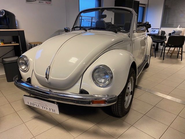 VOLKSWAGEN COCCINELLE KARMANN 1974. Le service de préparation véhicule Auto Dakar personnalise votre automobile selon vos préférences avec équipements spécifiques et accessoires haut de gamme. Notre atelier de customisation transforme votre véhicule en exemplaire unique parfaitement adapté à vos besoins.