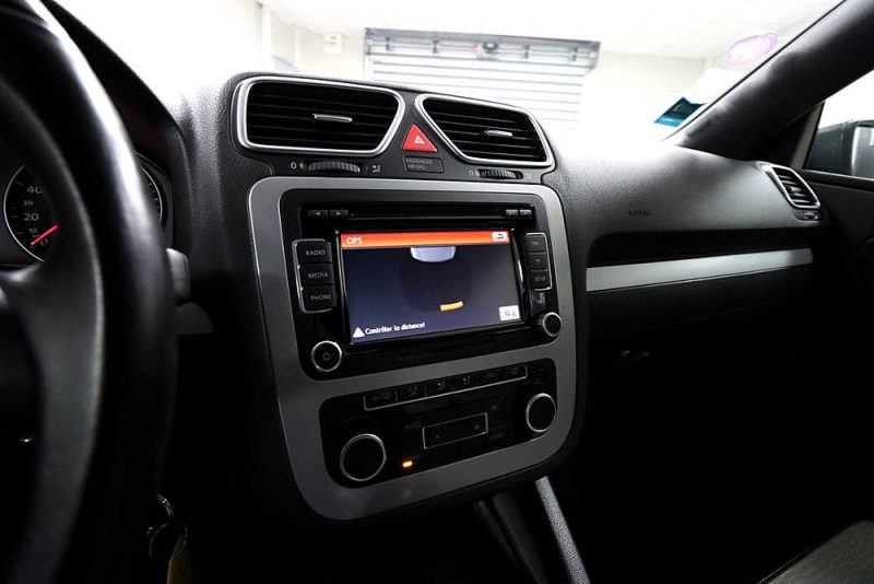 VOLKSWAGEN EOS 2011. Notre showroom moderne de 2000 m² situé au cœur de Dakar vous accueille dans un environnement climatisé et confortable pour découvrir notre collection exclusive. L'équipe commerciale d'Auto Dakar vous accompagne avec expertise dans le choix du véhicule parfaitement adapté à vos besoins et votre budget.