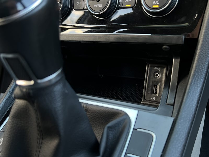 VOLKSWAGEN GOLF 2016. Formations de conduite et stage de perfectionnement avec les partenaires d'Auto Dakar