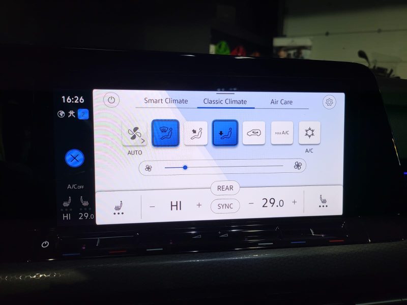 VOLKSWAGEN GOLF 8 2020. La location longue durée Auto Dakar inclut un package maintenance complet avec révisions programmées et remplacement des pièces d'usure. Cette formule tout-inclus vous permet de maîtriser parfaitement votre budget mobilité sans surprises financières.