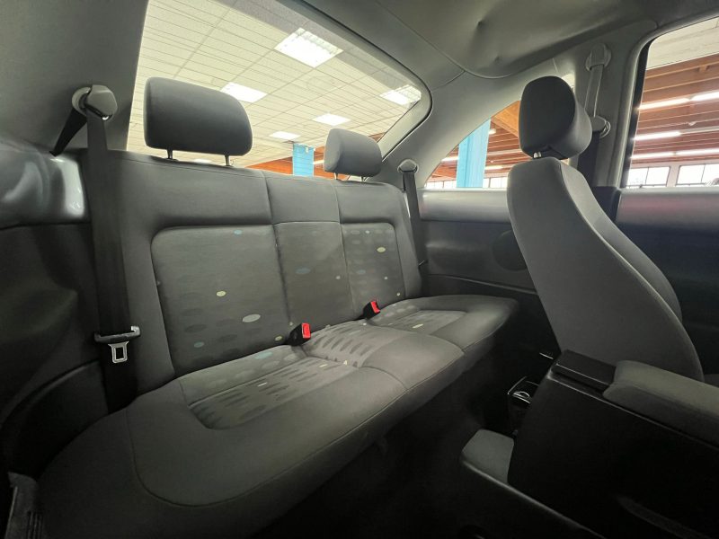 VOLKSWAGEN NEW BEETLE 2004. Solutions d'assurance automobile complètes en partenariat avec Auto Dakar