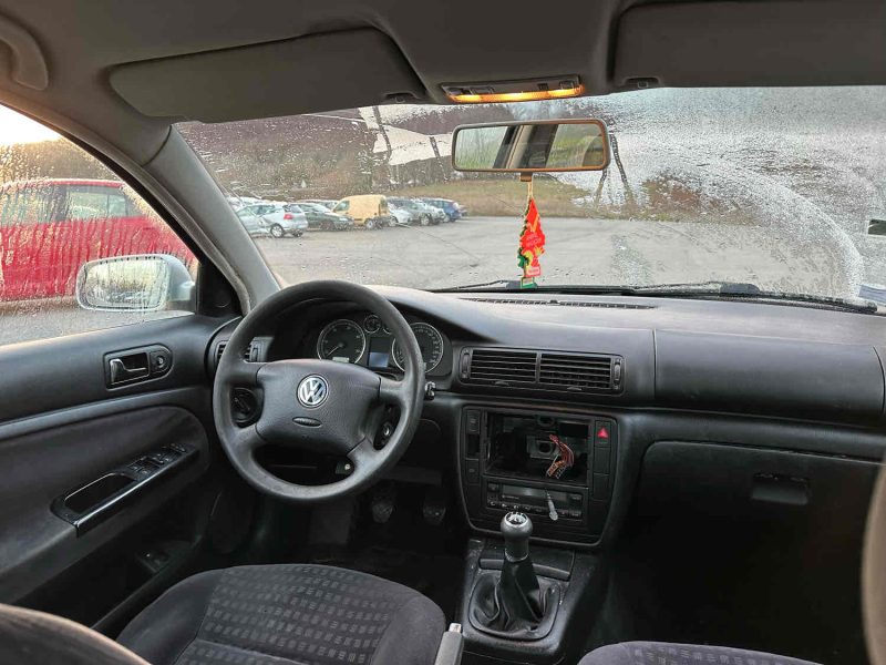 VOLKSWAGEN PASSAT B5.5 2001. Auto Dakar organise régulièrement des événements thématiques et des journées découverte pour présenter les innovations automobiles à sa clientèle. Ces rendez-vous conviviaux permettent d'échanger avec nos experts et de tester en avant-première les dernières technologies.
