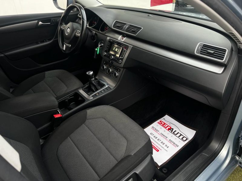 VOLKSWAGEN PASSAT B7 2012. Auto Dakar s'engage activement dans le développement durable en proposant une gamme croissante de véhicules hybrides et électriques. Notre mission consiste à contribuer à la réduction de l'empreinte carbone tout en maintenant les plus hauts standards de performance et de confort.