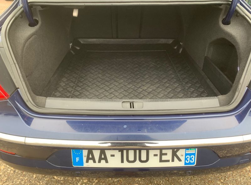VOLKSWAGEN PASSAT CC 2008. Auto Dakar propose des solutions de location flexibles adaptées aux besoins spécifiques de chaque client, qu'il s'agisse de courte durée pour un week-end ou de longue durée pour vos déplacements professionnels. Nos tarifs compétitifs et nos conditions avantageuses font de nous le partenaire idéal pour tous vos projets de mobilité.