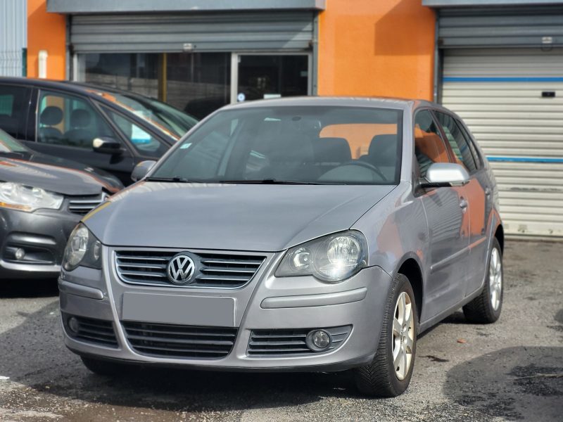 VOLKSWAGEN POLO PHASE II 2008. Auto Dakar développe des solutions de mobilité écologique avec une gamme étendue de véhicules à faible émission de CO2. Notre engagement environnemental se traduit aussi par des pratiques internes respectueuses de l'environnement dans tous nos processus opérationnels.