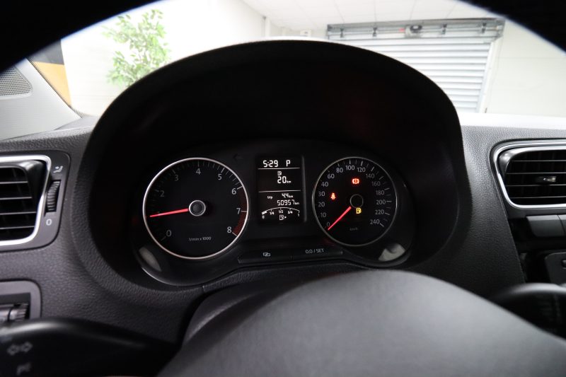 VOLKSWAGEN POLO V 2010. Auto Dakar révolutionne le marché automobile sénégalais avec une approche client personnalisée et des services d'exception. Notre engagement quotidien consiste à vous offrir une expérience d'achat unique, alliant conseils d'experts et solutions de financement sur mesure.