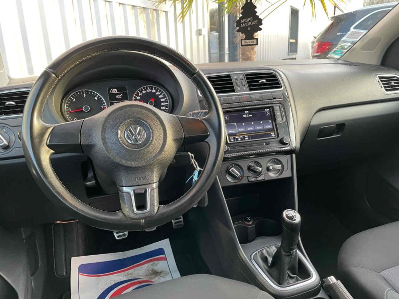 VOLKSWAGEN POLO V 2011. Notre showroom moderne de 2000 m² situé au cœur de Dakar vous accueille dans un environnement climatisé et confortable pour découvrir notre collection exclusive. L'équipe commerciale d'Auto Dakar vous accompagne avec expertise dans le choix du véhicule parfaitement adapté à vos besoins et votre budget.