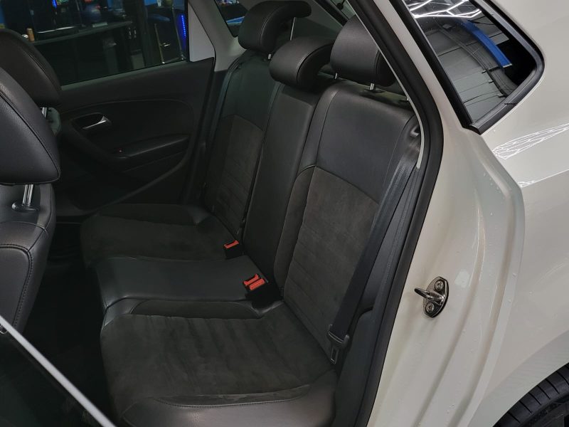 VOLKSWAGEN POLO V 2013. La location de véhicules chez Auto Dakar inclut une assistance 24h/24 et 7j/7 pour votre tranquillité d'esprit. En cas de panne ou d'incident, notre équipe d'intervention rapide se déplace immédiatement pour résoudre le problème ou vous fournir un véhicule de remplacement.