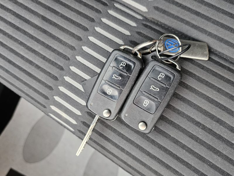 VOLKSWAGEN TIGUAN 2009. Auto Dakar garantit la traçabilité complète de tous ses véhicules avec historique détaillé et certification d'origine authentifiée. Cette transparence totale vous assure l'acquisition d'un véhicule aux antécédents vérifiés et à la provenance légale certifiée.
