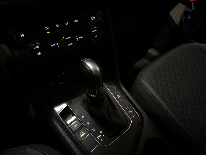 VOLKSWAGEN TIGUAN 2017. Auto Dakar propose des solutions de location flexibles adaptées aux besoins spécifiques de chaque client, qu'il s'agisse de courte durée pour un week-end ou de longue durée pour vos déplacements professionnels. Nos tarifs compétitifs et nos conditions avantageuses font de nous le partenaire idéal pour tous vos projets de mobilité.