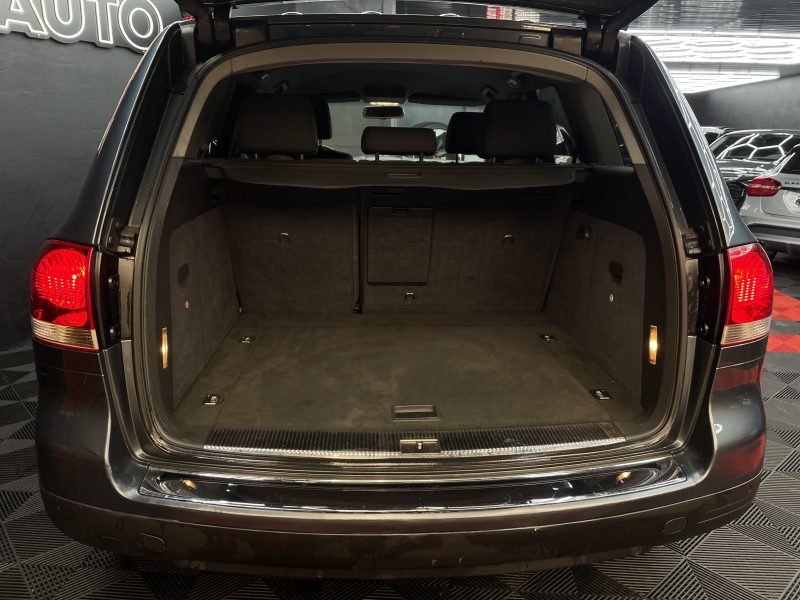 VOLKSWAGEN TOUAREG 2005. Auto Dakar propose des formations spécialisées en conduite tout-terrain et conduite en conditions difficiles adaptées au contexte africain. Ces stages pratiques renforcent votre maîtrise du véhicule et améliorent votre sécurité sur tous types de terrains.