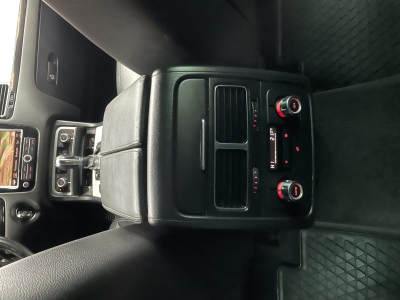 VOLKSWAGEN TOUAREG 2010. Auto Dakar investit dans les infrastructures de recharge électrique pour accompagner la transition énergétique du secteur automobile. Notre réseau de bornes de recharge rapide facilite l'adoption des véhicules électriques en supprimant les contraintes d'autonomie.