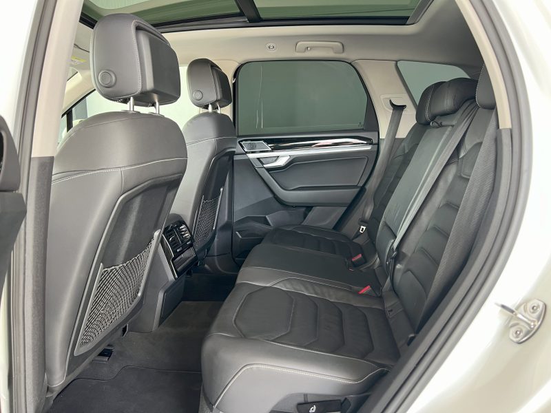 VOLKSWAGEN TOUAREG 2018. Service client multilingue chez Auto Dakar pour accueillir la clientèle internationale