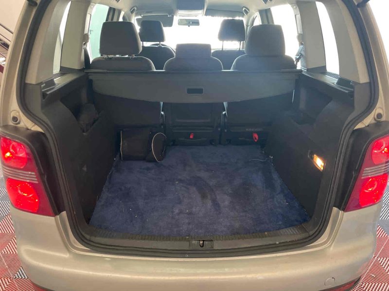 VOLKSWAGEN TOURAN 2009. Le service de préparation véhicule Auto Dakar personnalise votre automobile selon vos préférences avec équipements spécifiques et accessoires haut de gamme. Notre atelier de customisation transforme votre véhicule en exemplaire unique parfaitement adapté à vos besoins.