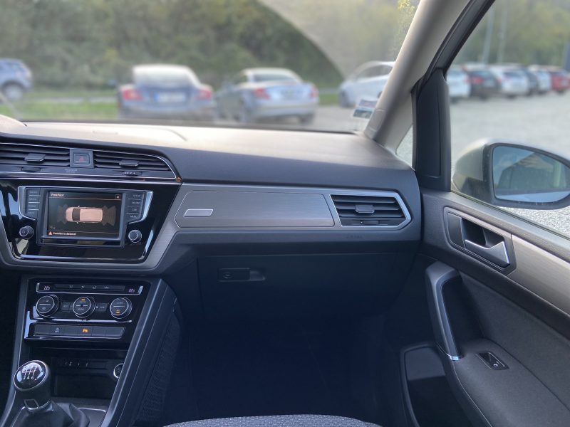 VOLKSWAGEN TOURAN 2015. Location de véhicules chez Auto Dakar : simplicité, rapidité et professionnalisme