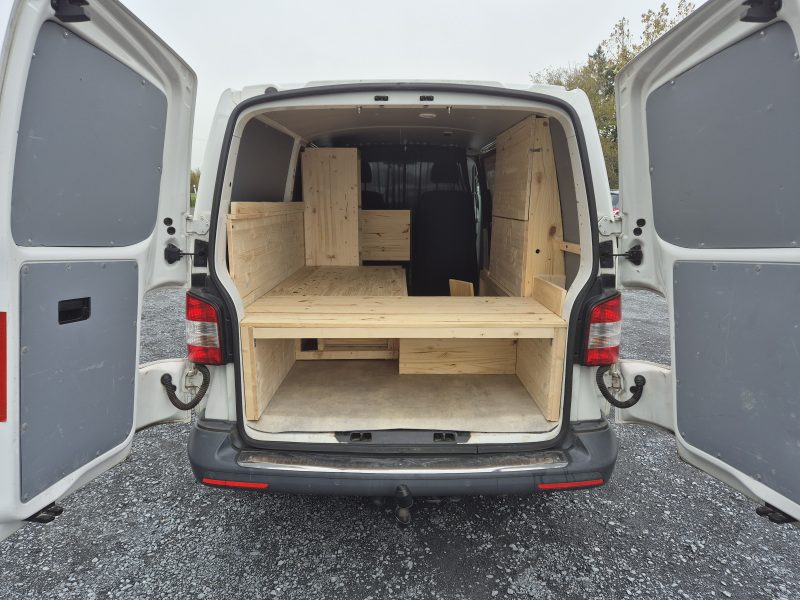 VOLKSWAGEN TRANSPORTER 2013. Auto Dakar propose des formations spécialisées en conduite tout-terrain et conduite en conditions difficiles adaptées au contexte africain. Ces stages pratiques renforcent votre maîtrise du véhicule et améliorent votre sécurité sur tous types de terrains.