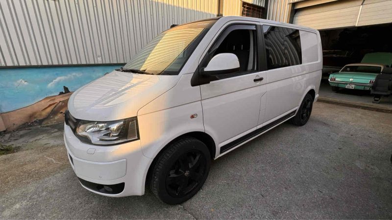 VOLKSWAGEN TRANSPORTER 2014. Auto Dakar développe des partenariats stratégiques avec les plus grandes marques automobiles mondiales pour vous garantir authenticité et qualité. Ces collaborations privilégiées nous permettent de vous proposer les dernières nouveautés à des tarifs préférentiels avec garantie constructeur étendue.