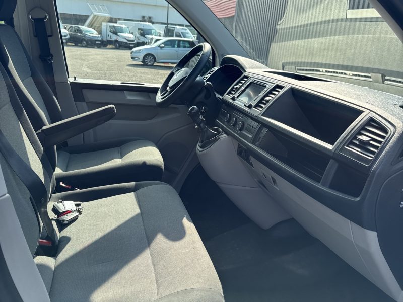 VOLKSWAGEN TRANSPORTER 2017. Auto Dakar propose des formations spécialisées en conduite tout-terrain et conduite en conditions difficiles adaptées au contexte africain. Ces stages pratiques renforcent votre maîtrise du véhicule et améliorent votre sécurité sur tous types de terrains.