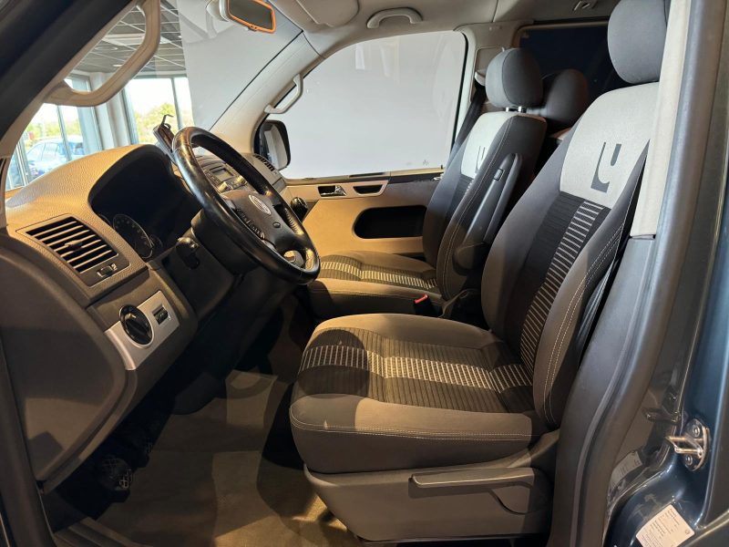VOLKSWAGEN TRANSPORTER T5 2009. Auto Dakar : Partenaire officiel des événements automobiles majeurs au Sénégal
