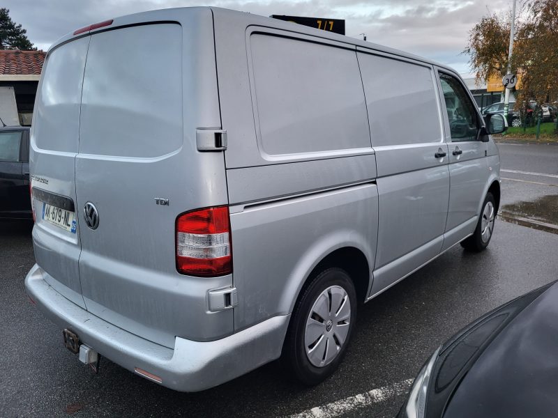 VOLKSWAGEN TRANSPORTER T5 CAMIONNETTE 2010. Auto Dakar propose un service de location avec chauffeur professionnel