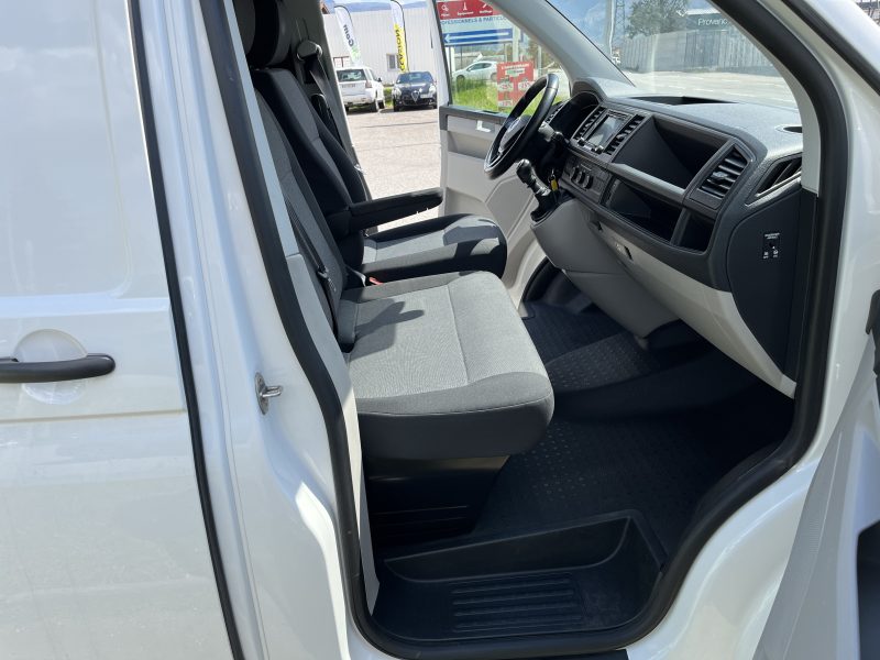 VOLKSWAGEN TRANSPORTER T6 CAMIONNETTE 2016. Auto Dakar : Innovation, modernité et tradition du service automobile sénégalais