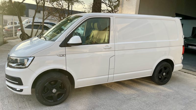 VOLKSWAGEN TRANSPORTER T6 CAMIONNETTE 2017. Vivez l'expérience Auto Dakar : showroom moderne et accueil personnalisé