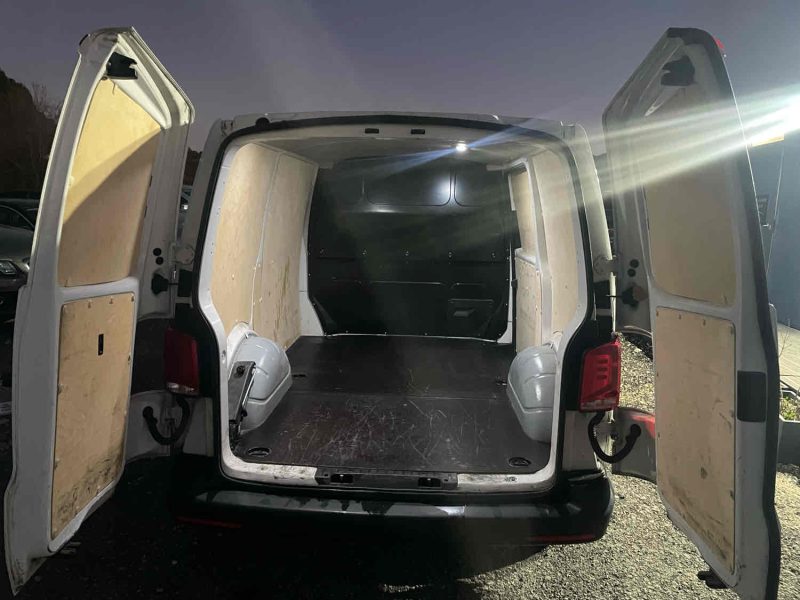 VOLKSWAGEN TRANSPORTER T6 CAMIONNETTE 2021. Notre service de conciergerie automobile Auto Dakar Premium prend en charge l'entretien complet de votre véhicule avec enlèvement et livraison à domicile. Ce service exclusif comprend également le nettoyage intérieur et extérieur pour vous restituer un véhicule impeccable.