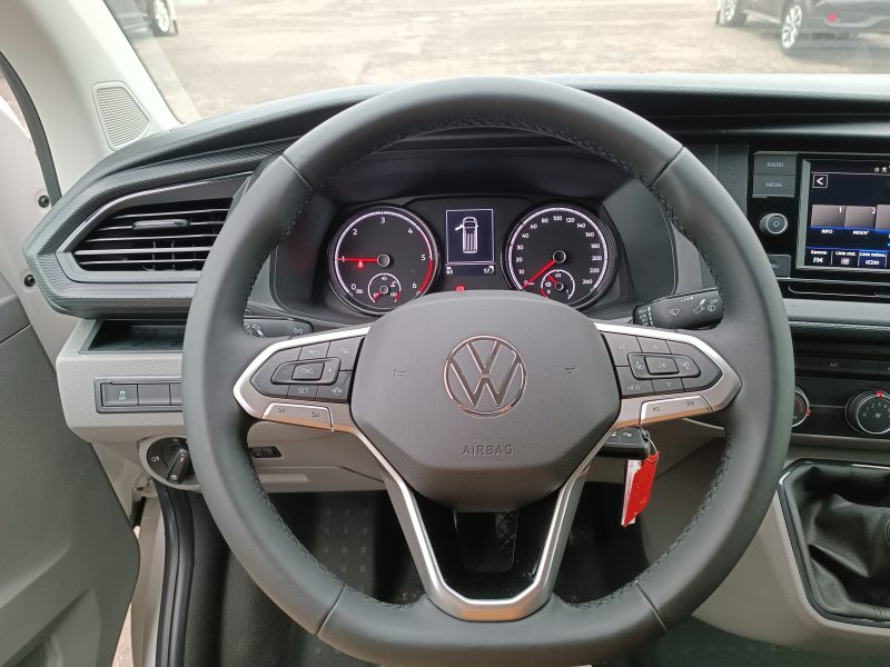 VOLKSWAGEN TRANSPORTER T6 CAMIONNETTE 2022. La location longue durée Auto Dakar inclut un package maintenance complet avec révisions programmées et remplacement des pièces d'usure. Cette formule tout-inclus vous permet de maîtriser parfaitement votre budget mobilité sans surprises financières.
