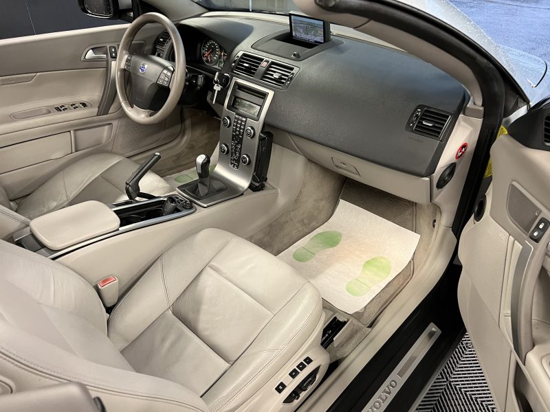 VOLVO C70 2008. Notre service d'expertise automobile Auto Dakar réalise des évaluations techniques complètes pour les compagnies d'assurance et tribunaux. Cette expertise judiciaire reconnue par les autorités compétentes garantit des analyses impartiales et professionnelles de haute qualité.