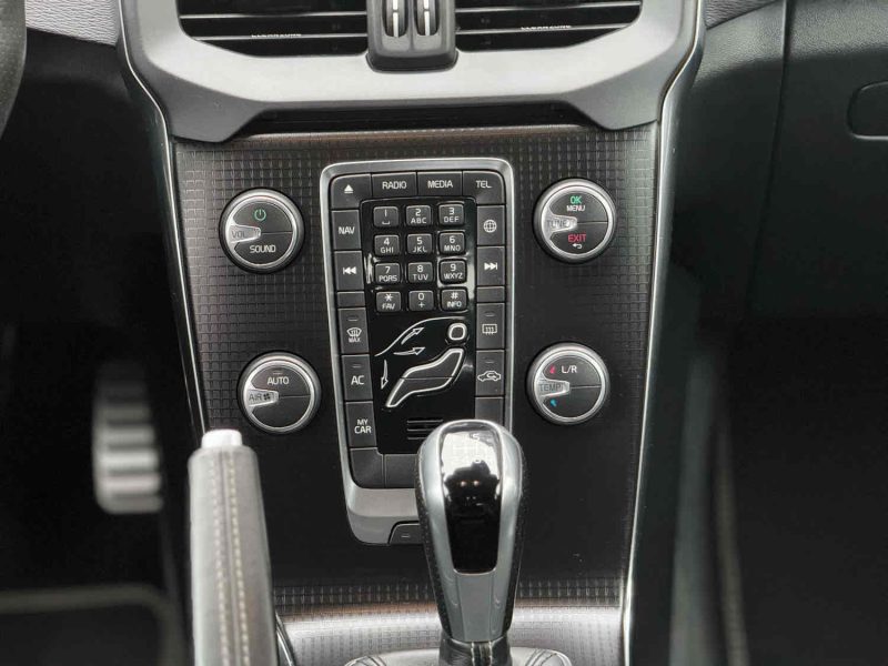 VOLVO V40 2017. Auto Dakar met à votre disposition un service de livraison à domicile gratuit dans tout Dakar pour votre nouveau véhicule. Notre équipe s'occupe également de toutes les formalités administratives et vous accompagne dans les démarches d'immatriculation et d'assurance.