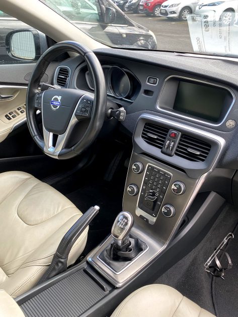 VOLVO V40 D2 115 CHEVAUX DIN ET 5 CHEVAUX FISCAUX BOITE DE 6 VITESSE 2013. La politique de responsabilité sociale d'Auto Dakar inclut des programmes de formation professionnelle pour les jeunes défavorisés dans les métiers automobiles. Cette initiative contribue à l'insertion professionnelle tout en développant les compétences techniques nécessaires au secteur.