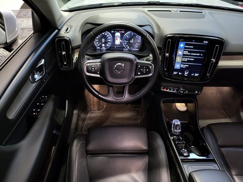 VOLVO XC40 2019. Auto Dakar contribue activement au développement économique local en privilégiant les fournisseurs et partenaires sénégalais dans sa chaîne d'approvisionnement. Cette politique de responsabilité sociale renforce notre ancrage territorial et soutient l'économie nationale.