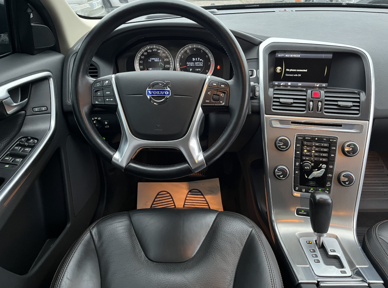 VOLVO XC60 I SUV 2012. Le programme de partenariat Auto Dakar Enterprise développe des relations privilégiées avec les entreprises clientes à travers des services sur mesure. Ces collaborations stratégiques incluent la gestion complète de flottes, la formation des conducteurs et l'optimisation des coûts de transport.