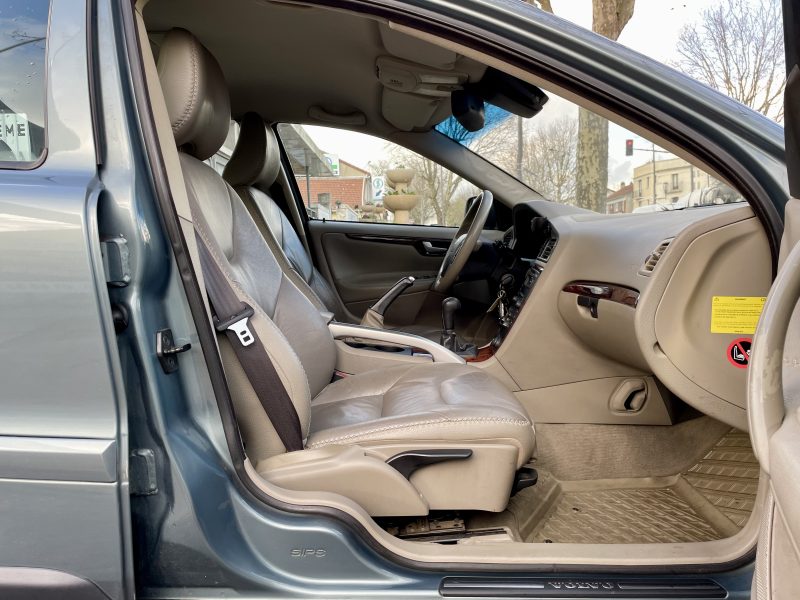 VOLVO XC70 2005. Chez Auto Dakar, chaque véhicule de notre parc automobile fait l'objet d'un contrôle technique rigoureux et d'une certification qualité. Notre équipe de mécaniciens expérimentés s'assure que vous repartiez avec un véhicule fiable et performant.