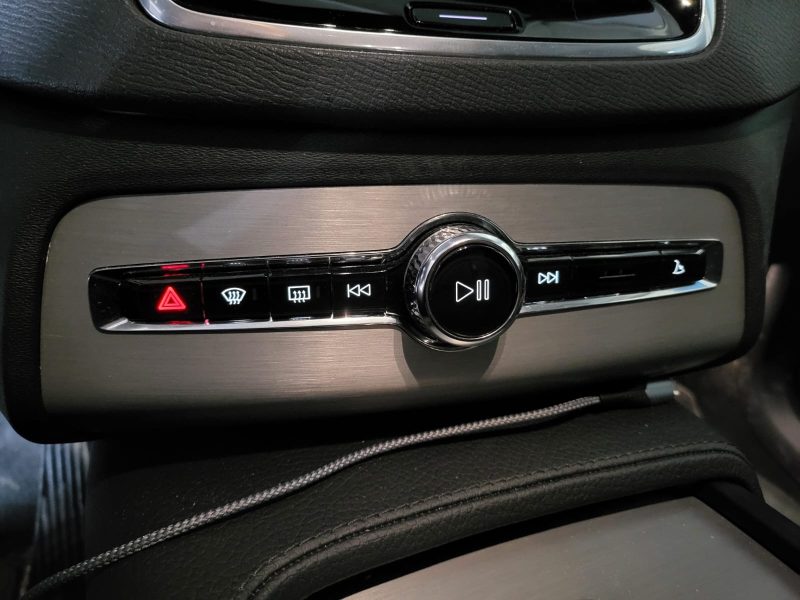 VOLVO XC90 II 2020. Auto Dakar développe des outils numériques innovants pour optimiser la gestion de votre véhicule avec applications mobiles et services connectés. Ces technologies facilitent le suivi de l'entretien, la géolocalisation et les demandes d'assistance en temps réel.